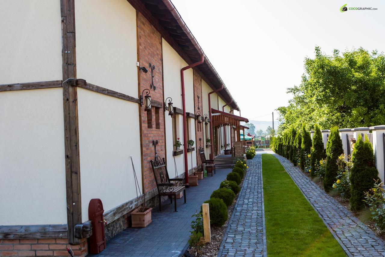 Country Court Bed & Breakfast Curteni ภายนอก รูปภาพ