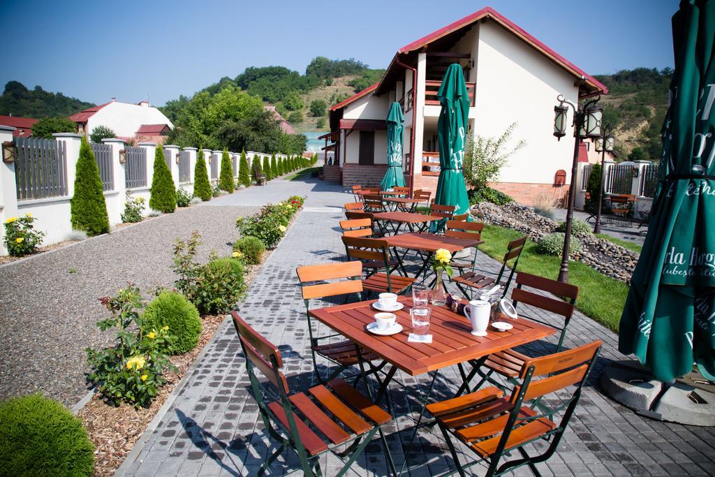 Country Court Bed & Breakfast Curteni ภายนอก รูปภาพ