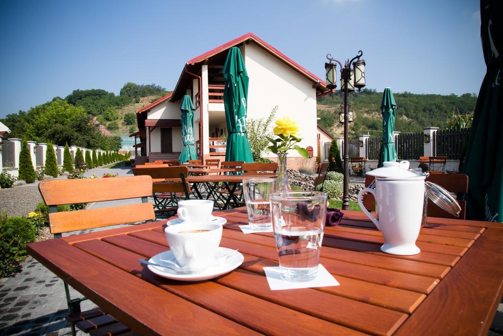 Country Court Bed & Breakfast Curteni ภายนอก รูปภาพ